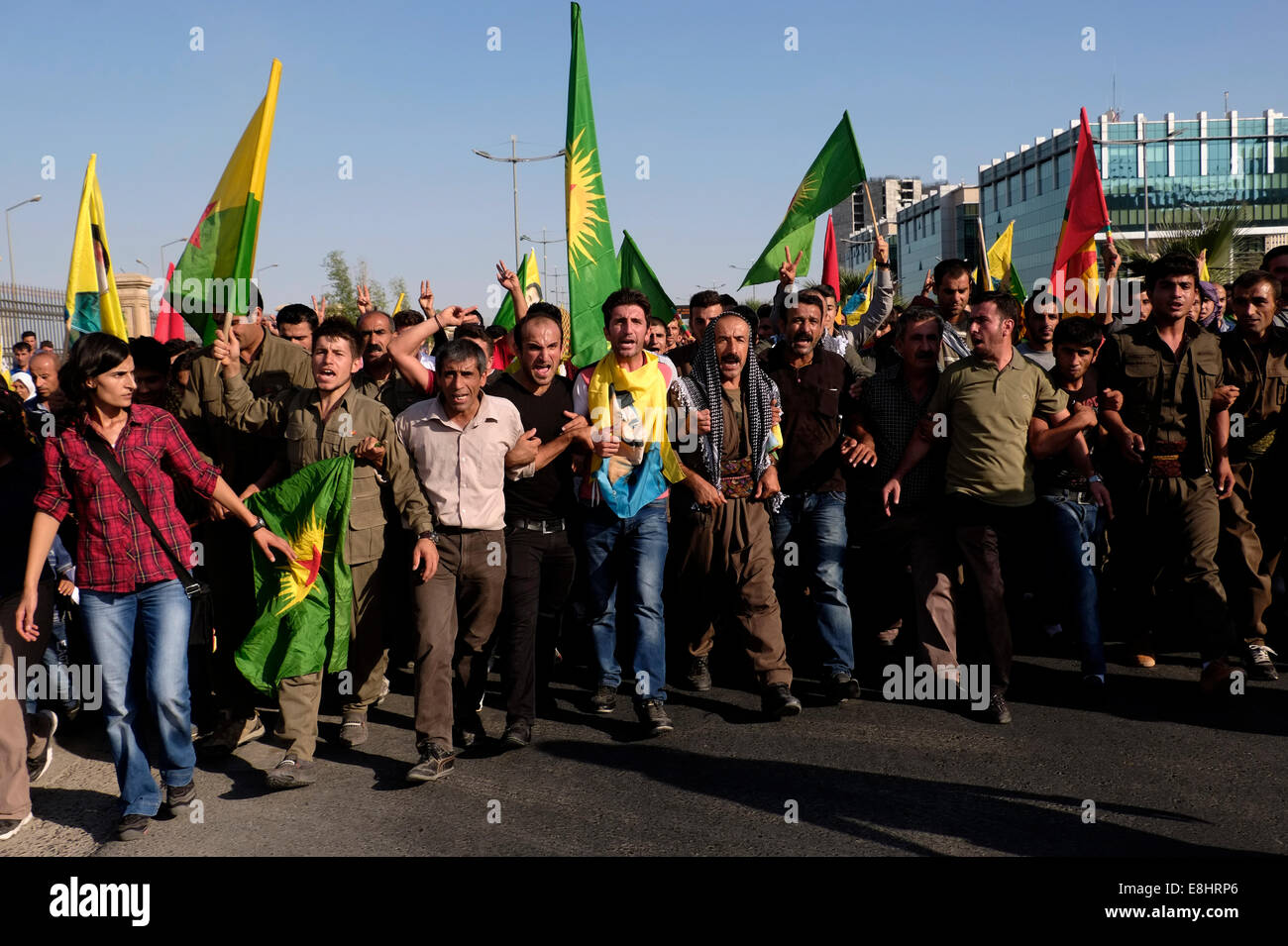 Peuple kurde qui participent à une manifestation en soutien de Kurdes syriens souffrant d'ISIS les attaques dans la ville syrienne de Kobane dans la ville d'Erbil Arbil Irbil, aussi orthographié ou la capitale de la région du Kurdistan dans le nord de l'Iraq. Banque D'Images