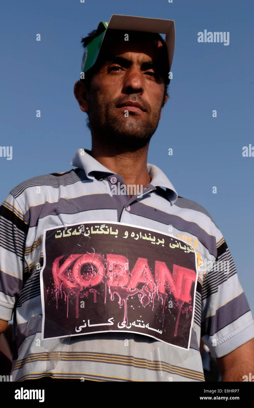 Un homme kurde avec une pancarte qui dit Kobani comme des milliers de Kurdes ont manifesté devant le siège des Nations Unies à la ville d'Arbil Irbil ou d'exiger l'appui international à la ville syrienne de Kobane, tandis qu'il tente de résister à un assaut jihadiste mortelle. Le nord de l'Iraq Banque D'Images