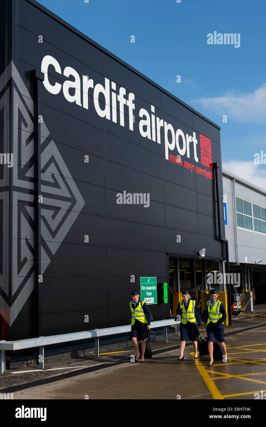 Côté piste, l'équipage de cabine à l'aéroport de Cardiff. Banque D'Images