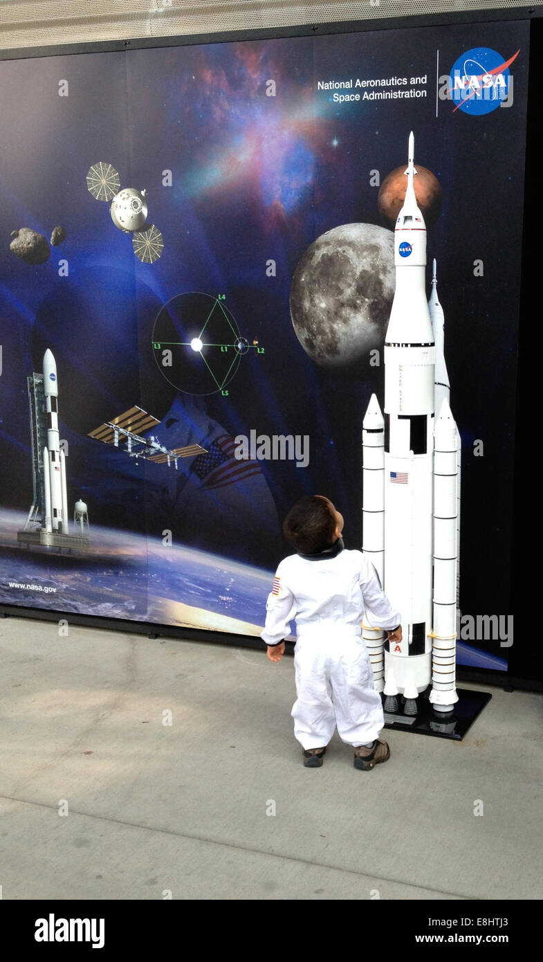 Un petit visiteur de la California Science Center à Los Angeles pendant la big dreams la navette spatiale Endeavour le 30 octobre célébration Banque D'Images