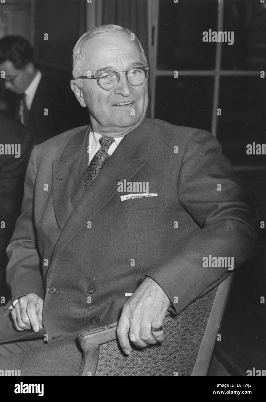Harry S. 12th sep 1972. TRUMAN (8 mai 1884 - Le 26 décembre 1972) était le 33e président des États-Unis (1945-1953). Truman est devenu Président des Etats-Unis avec la mort de F. D. Roosevelt le 12 avril 1945. Au cours de ses presque huit ans au pouvoir, Truman confrontés d'énormes défis dans les affaires étrangères et intérieures. Sur la photo : May 18, 1956 - Londres, Angleterre, Royaume-Uni - États-Unis Le président HARRY S. TRUMAN lors d'une conférence de presse à l'Hôtel Savoy à Londres. © Keystone Photos/ZUMA/ZUMAPRESS.com/Alamy fil Live News Banque D'Images