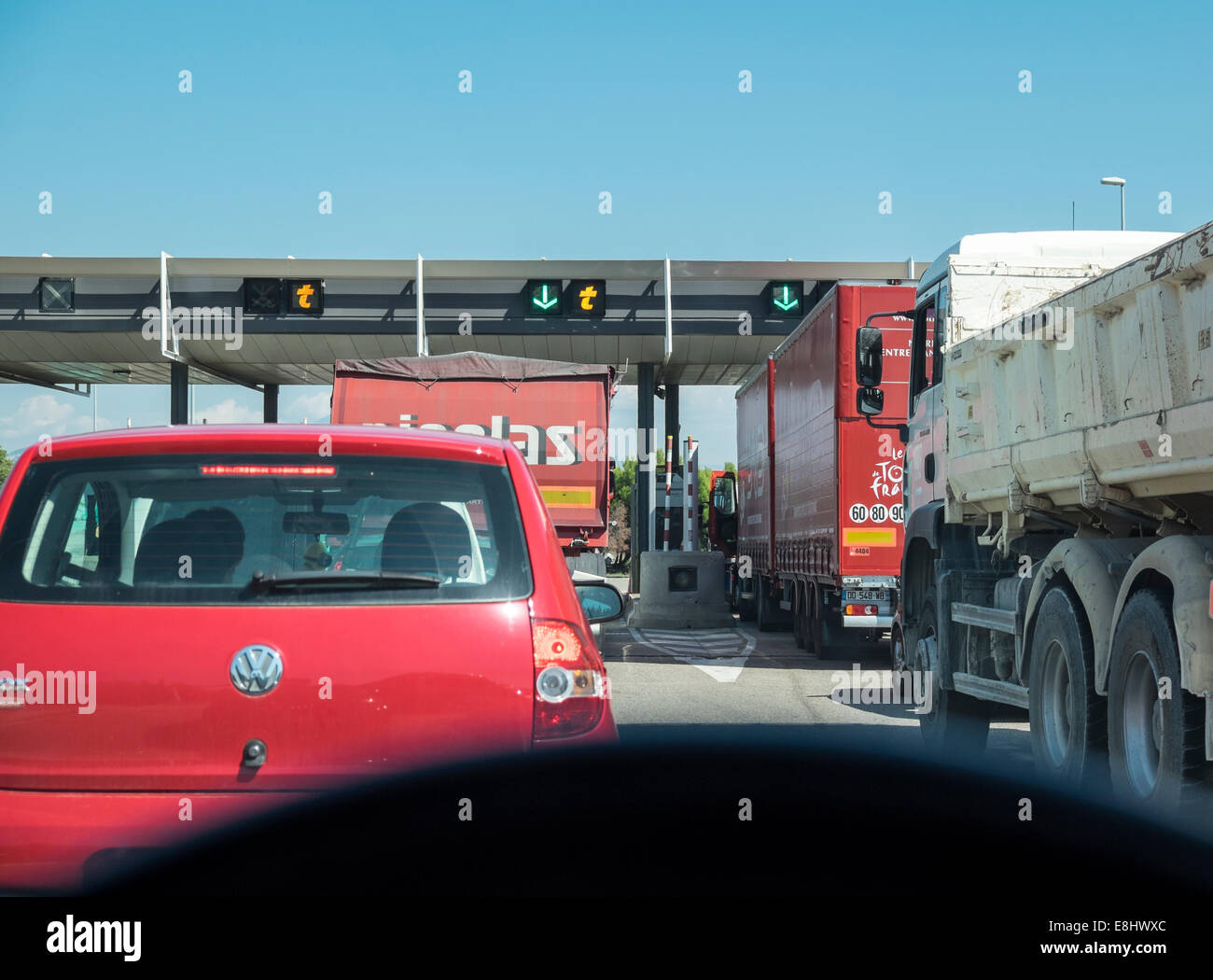 Autoroute de péage d'autoroute, avec le véhicule d'attente, Provence, France Banque D'Images