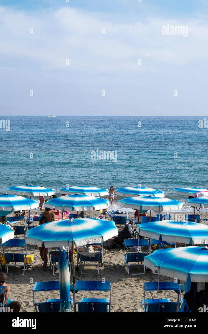 Payer avec des parasols de plage et des sièges à Sestri Levante, ligurie, italie Banque D'Images