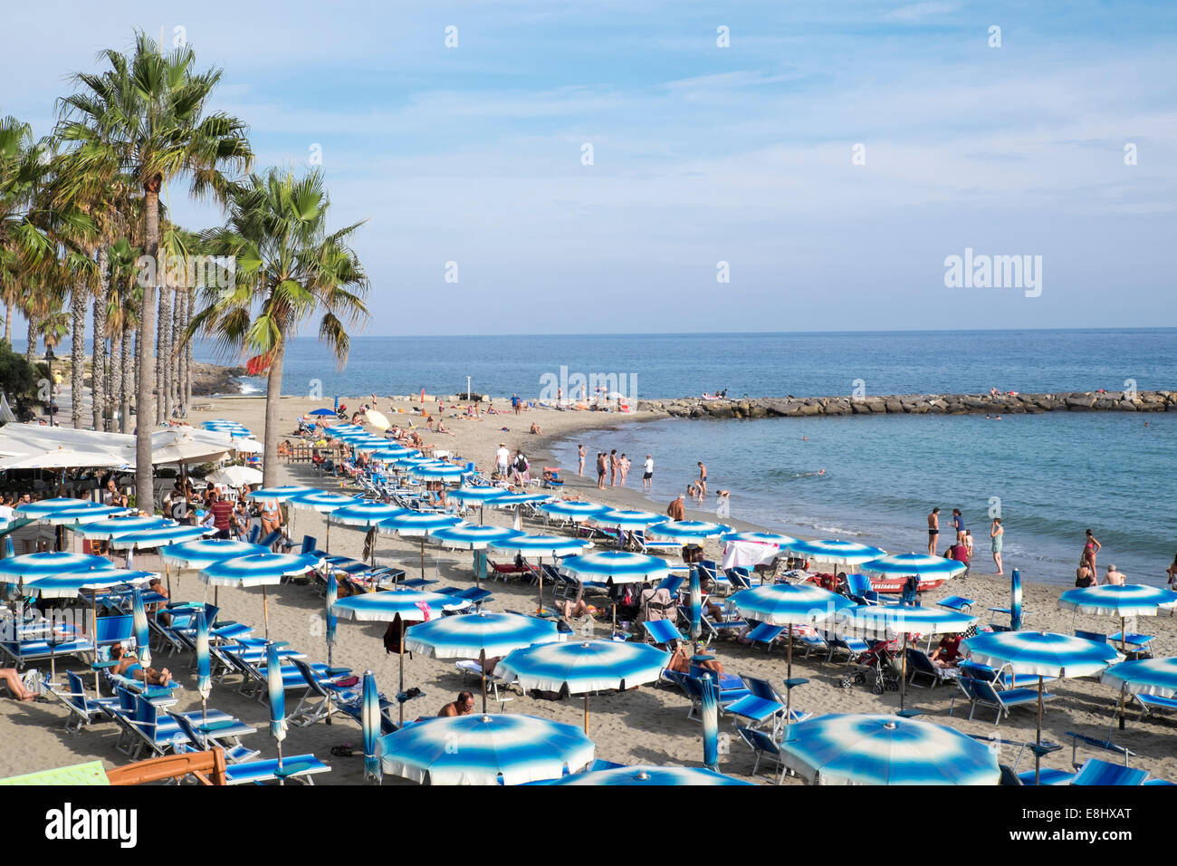 Payer avec des parasols de plage et des sièges à Sestri Levante, ligurie, italie Banque D'Images