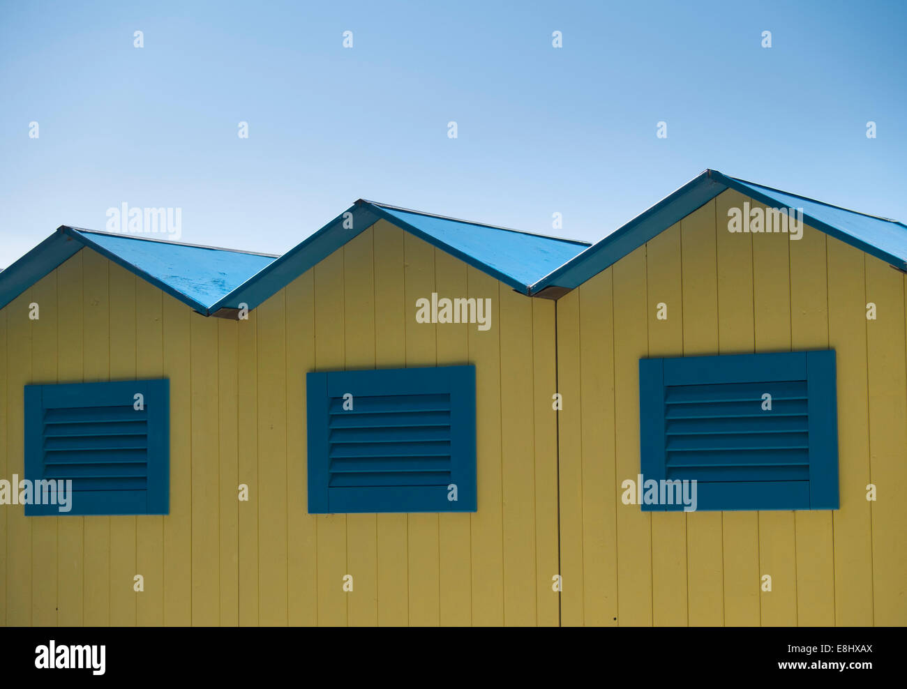 Cabines de plage jaune et bleu à Sestri Levante, ligurie, italie Banque D'Images