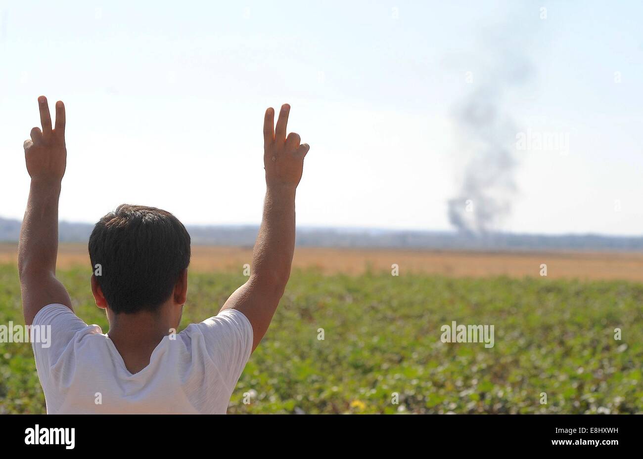 Suruc, Turquie. 8 octobre, 2014. Cheer Kurdes turcs que l'armée américaine a frappé l'État islamique en Syrie, Kobani cibles. Des centaines de Kurdes turcs sont venus pour regarder à travers un champ en Kobani où nord a mené des frappes aériennes contre le groupe militant djihadiste État islamique. © Gail Orenstein/ZUMA/Alamy Fil Live News Banque D'Images