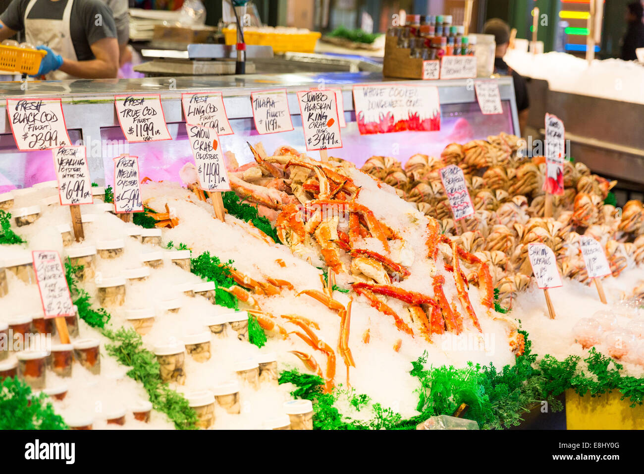 Crabe royal d'Alaska sauvage sur l'affichage sur le célèbre marché aux poissons de Pike Place stand Seattle, Washington, USA Banque D'Images