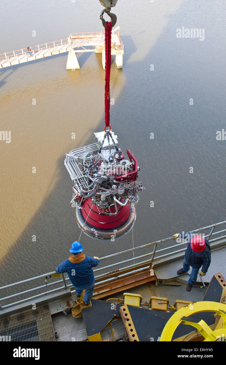 Les ingénieurs de test hisser le moteur J-2X pour installation dans le A-2 Test Stand au Stennis Space Center au Mississippi. Banque D'Images