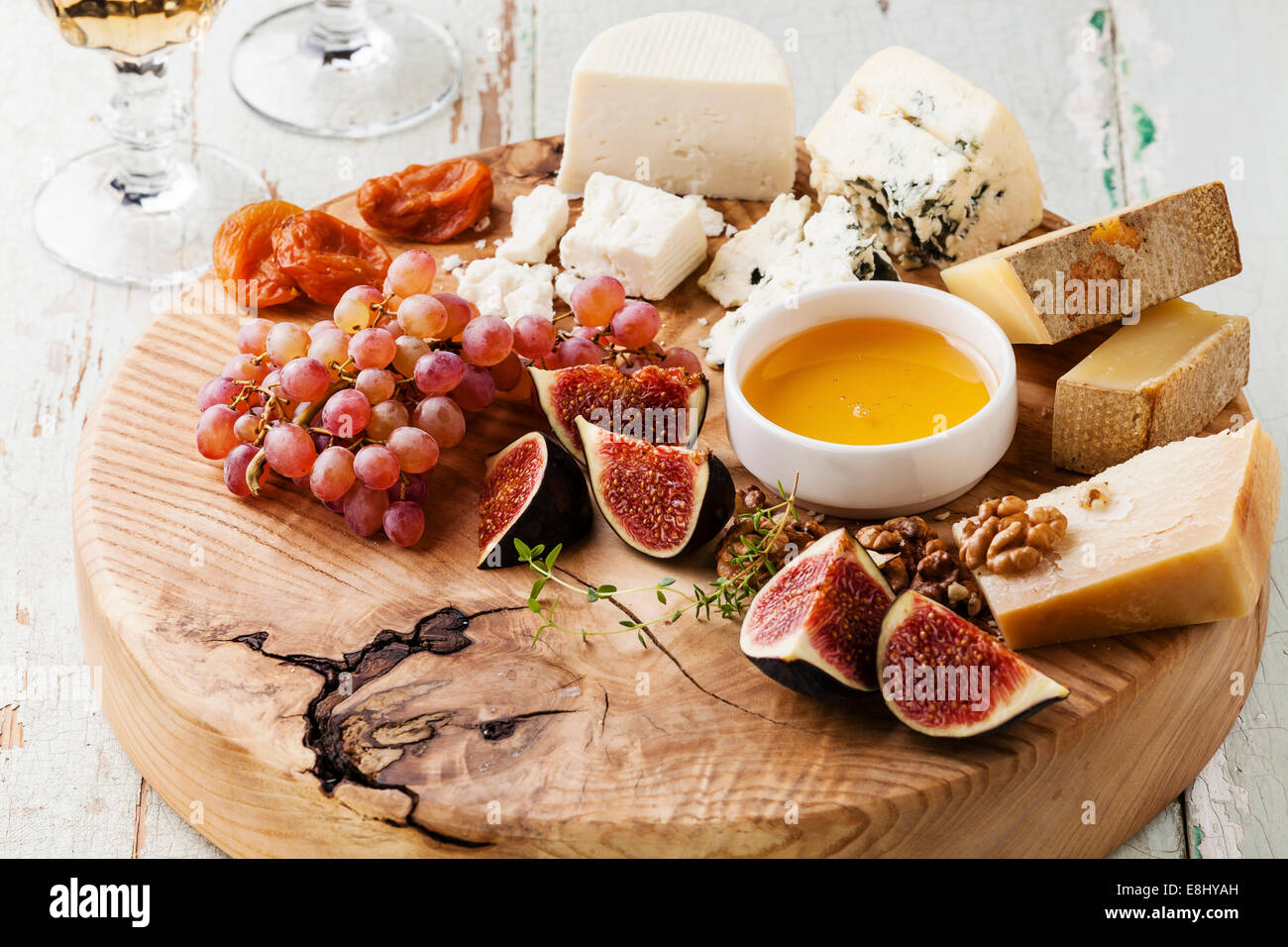 Plateau de fromages assortiment de divers types de fromage sur la planche à découper en bois Banque D'Images