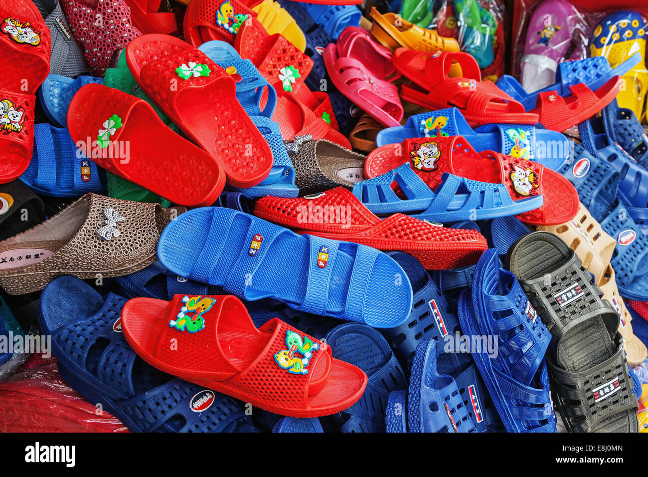 CHONGQING, CHINE - septembre 2, 2014 : chaussures colorées de la production chinoise à un magasin local de Chongqing, Chine, le 2 septembre, 2 Banque D'Images