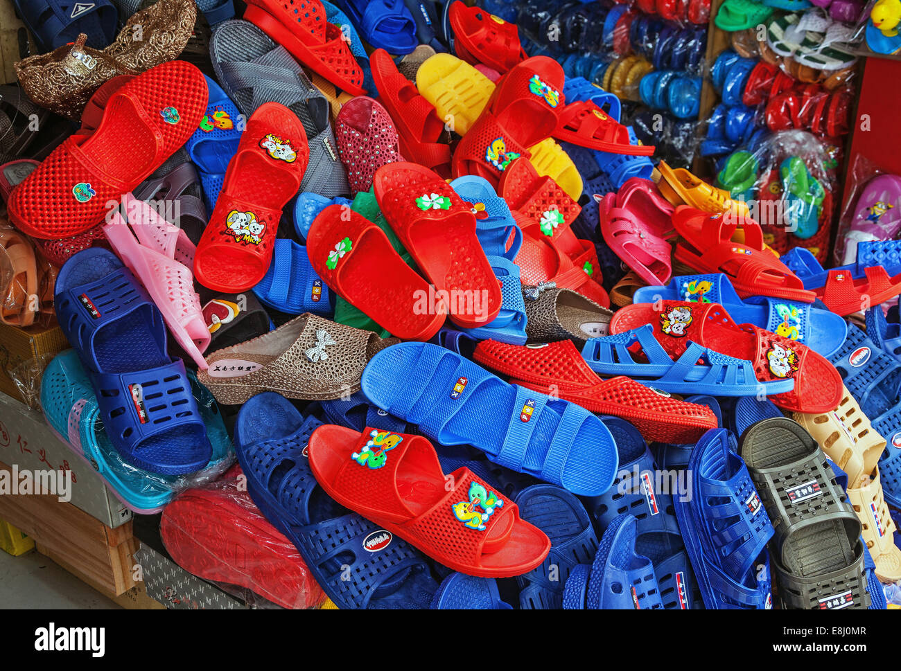 CHONGQING, CHINE - septembre 2, 2014 : chaussures colorées de la production chinoise à un magasin local de Chongqing, Chine, le 2 septembre, 2 Banque D'Images