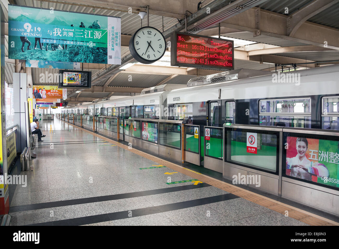 CHONGQING, CHINE - septembre 2, 2014 : l'intérieur de la station de métro dans Ghongqing, Chine, le 2 septembre 2014. Banque D'Images