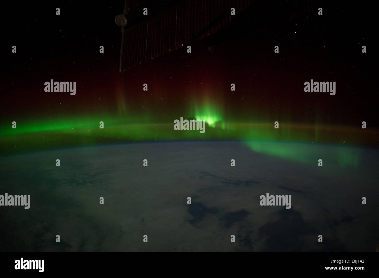 Les aurores australes, ou Aurora Australis, présentent des motifs lumineux vibrants dans l'hémisphère sud, causés par les vents solaires interagissant avec la magnétosphère terrestre. Ces spectacles de lumière naturelle sont visibles depuis le sud de l'Australie. Banque D'Images