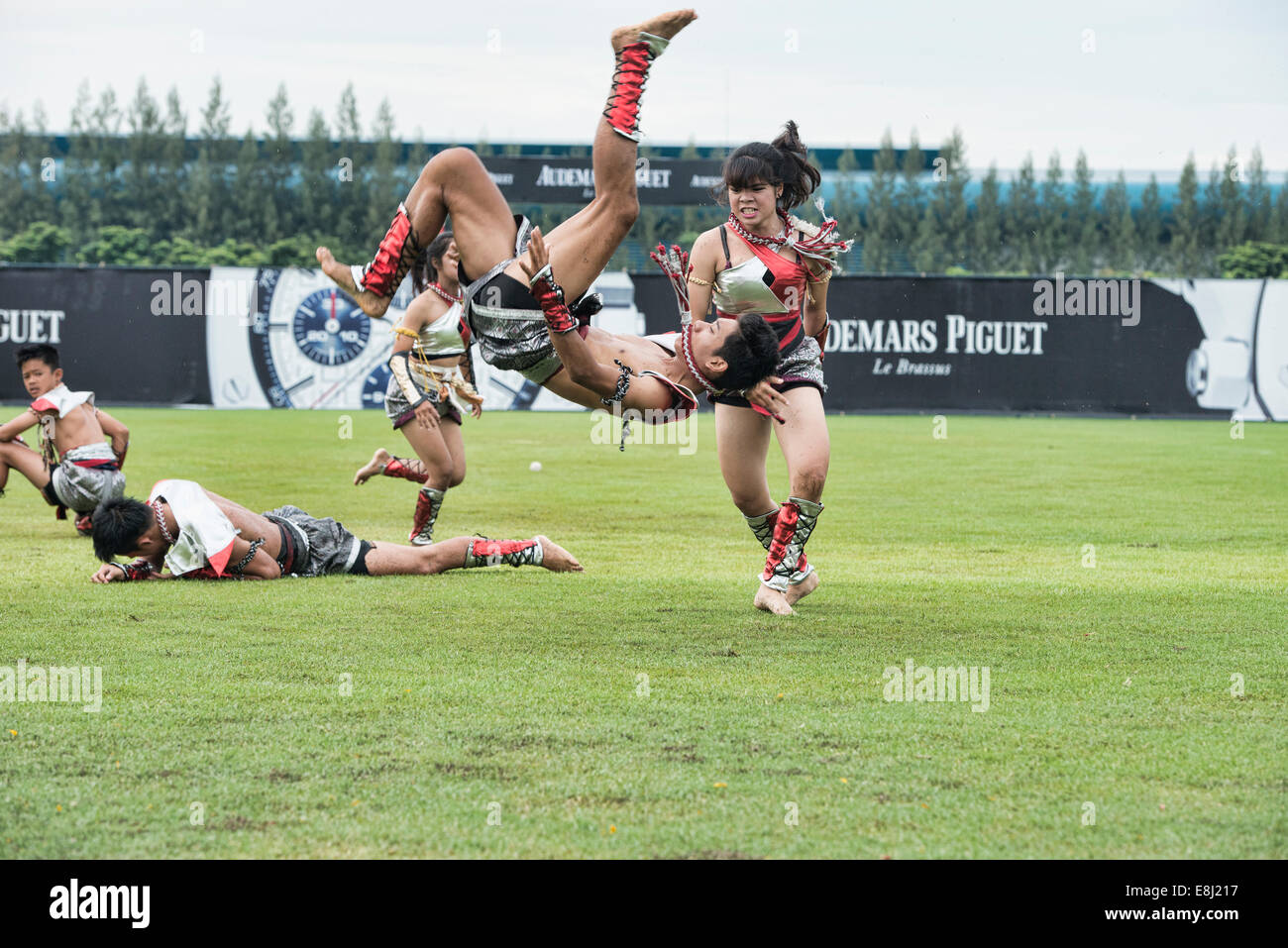 Combats de Muay Thai une démonstration à la King's Cup tournoi de Polo à Bangkok, Thaïlande Banque D'Images