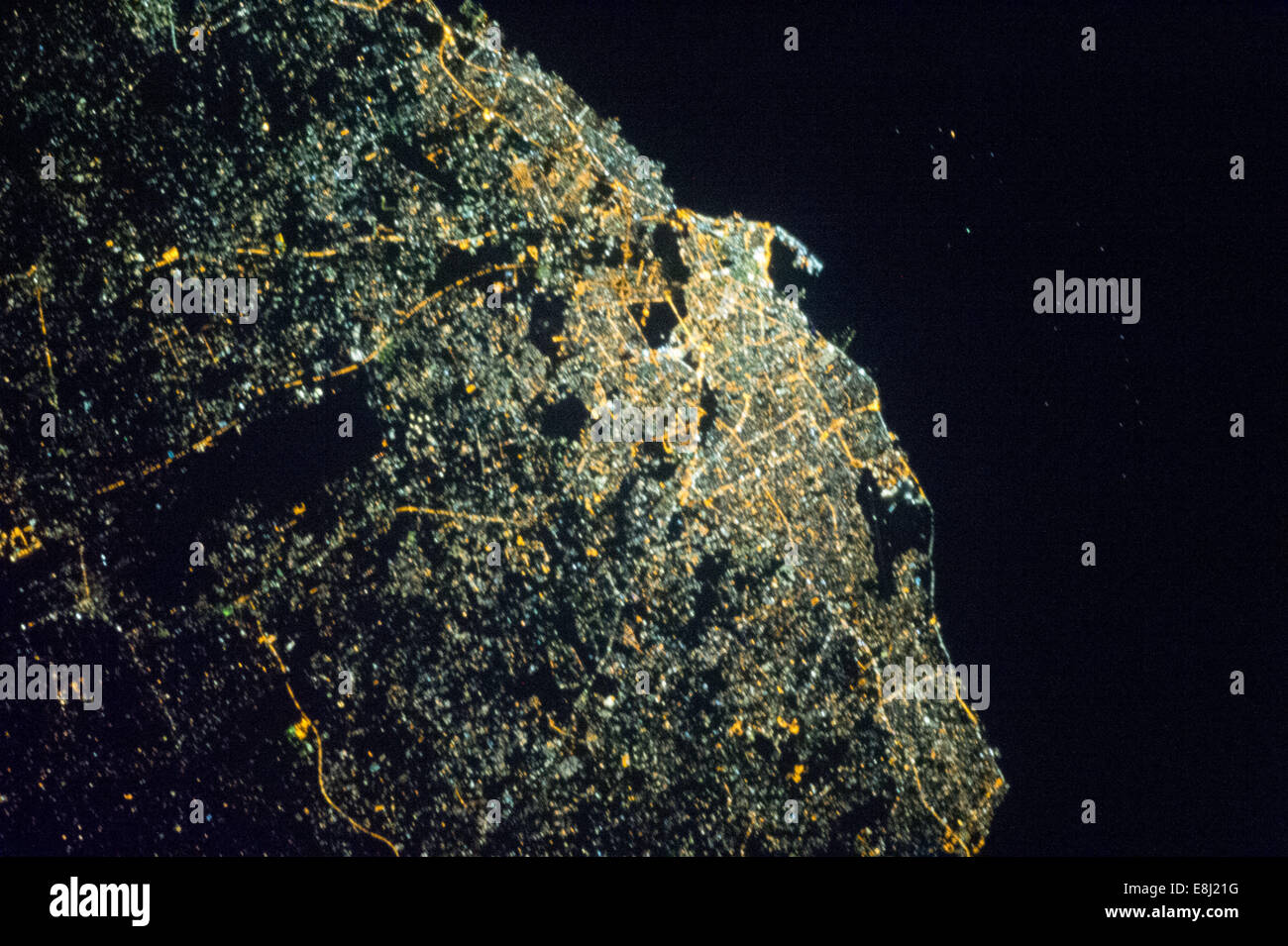 L'un de l'Expédition 35 membres d'équipage en orbite autour de la Terre à bord de la Station spatiale internationale photographiée cette nuit image de tri Banque D'Images