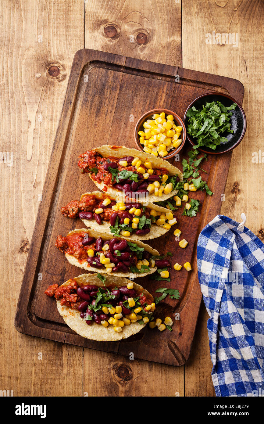 Les tacos avec du boeuf haché, maïs et haricots rouges sur table en bois Banque D'Images