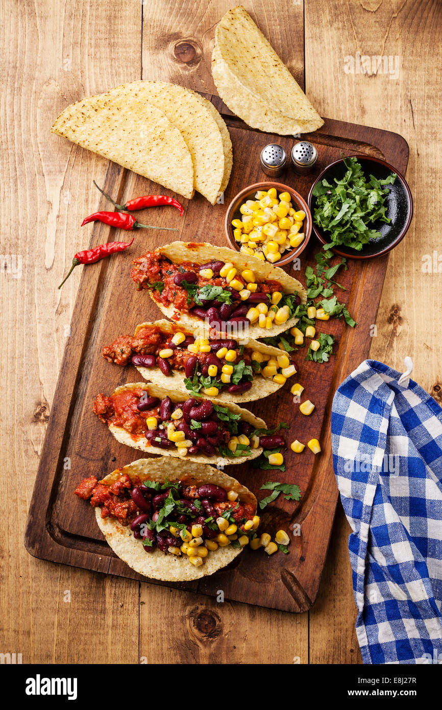 Les tacos avec du boeuf haché, maïs et haricots rouges sur table en bois Banque D'Images