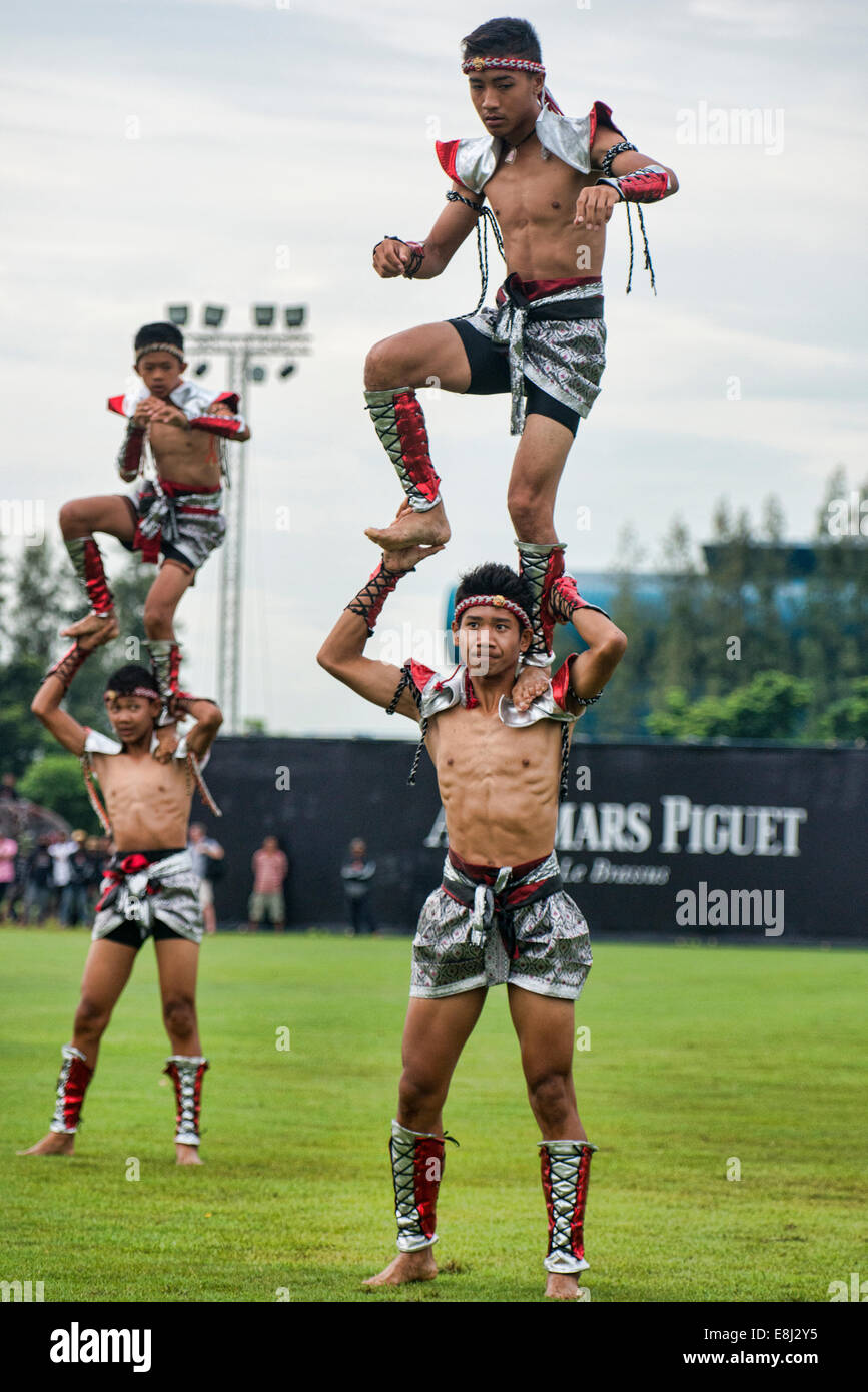 Combats de Muay Thai une démonstration à la King's Cup tournoi de Polo à Bangkok, Thaïlande Banque D'Images