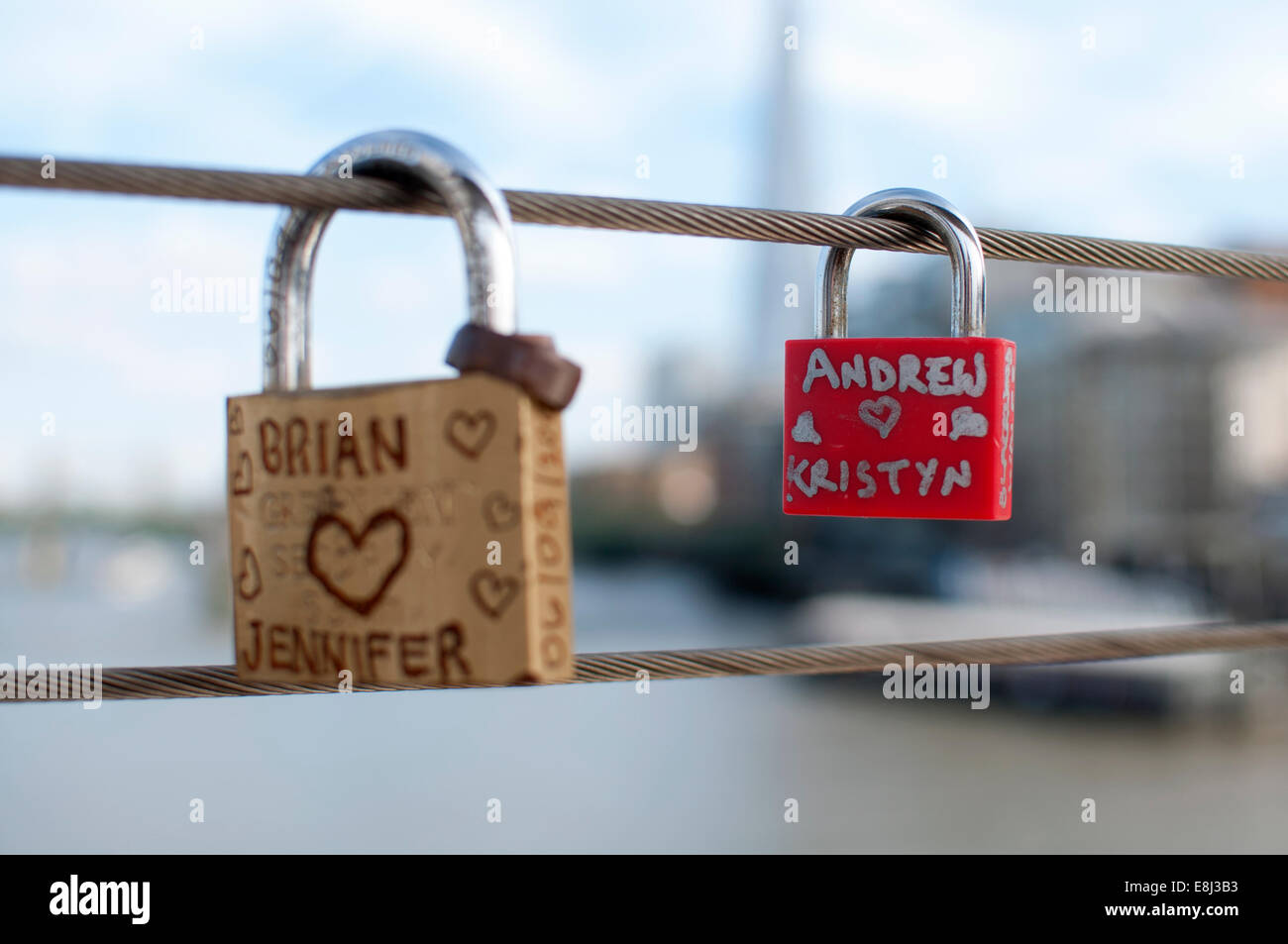 L'amour des verrous sur Millennium Bridge, London, UK Banque D'Images