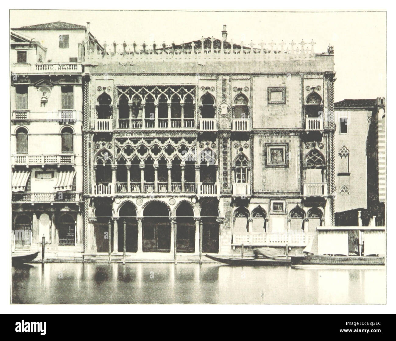Cette illustration de 1894 par Clément montre Casa d'Oro sur le Grand canal à Venise, en Italie. L'image met en valeur l'architecture vénitienne emblématique le long du canal, soulignant le patrimoine culturel et architectural unique de Venise. Banque D'Images