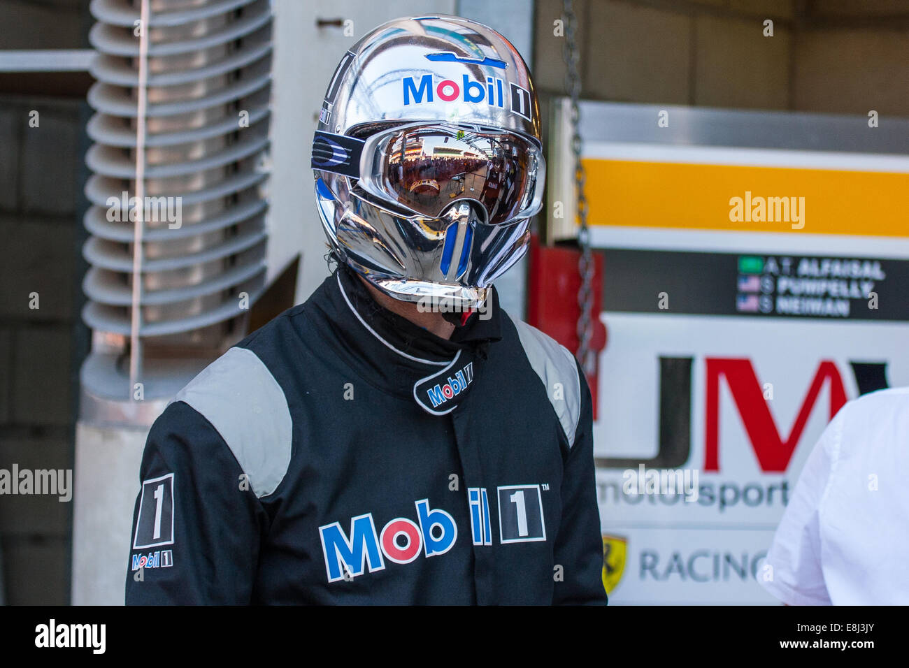 Pit Crew en effet chrome casque en 24h du Mans 2014 course d'endurance, Circuit de la Sarthe, France Banque D'Images