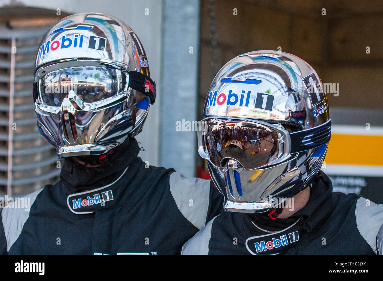 Pit Crew en effet chrome casque en 24h du Mans 2014 course d'endurance, Circuit de la Sarthe, France Banque D'Images