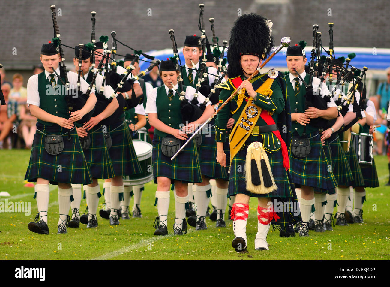 Le cornemuseur-major à la tête d'une bande de tuyau sur le terrain de sport au Highland Games, Dufftown, Moray, Highlands, Ecosse, Royaume-Uni Banque D'Images
