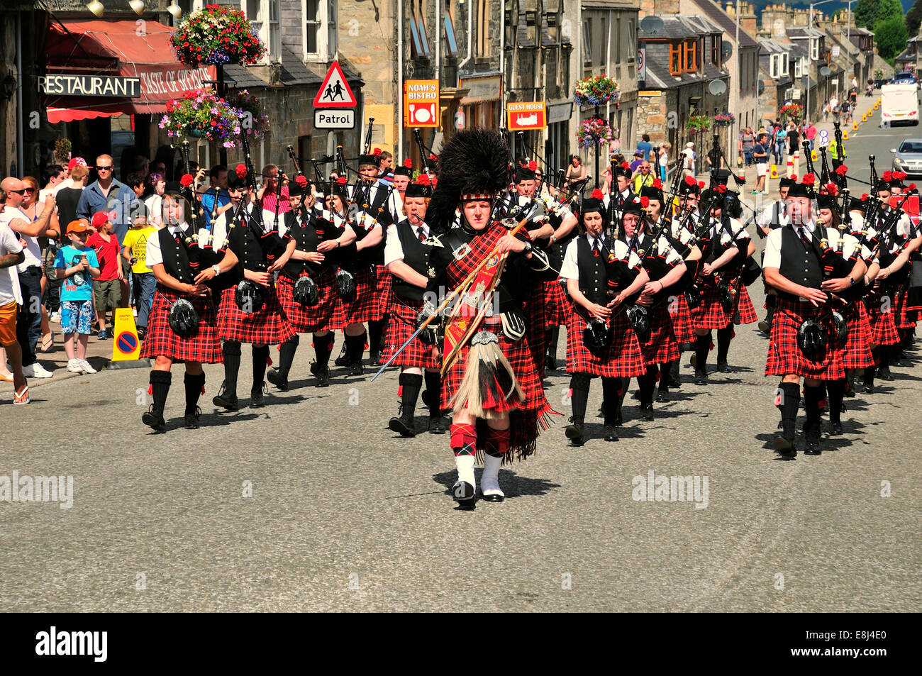 Le cornemuseur-major menant une cornemuses défilent à l'unisson à travers la ville, Dufftown, Moray, Highlands, Ecosse, Royaume-Uni Banque D'Images