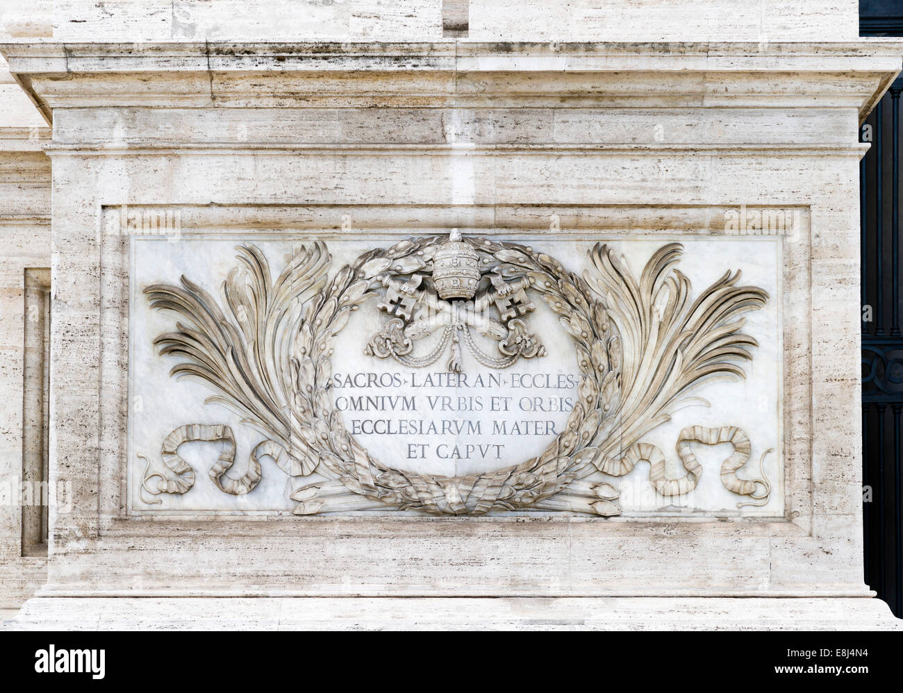 Inscription latine sur le pilier du portail de la Basilique San Giovanni in Laterano, Archbasilica Papale de Saint Jean de Latran, Rome Banque D'Images