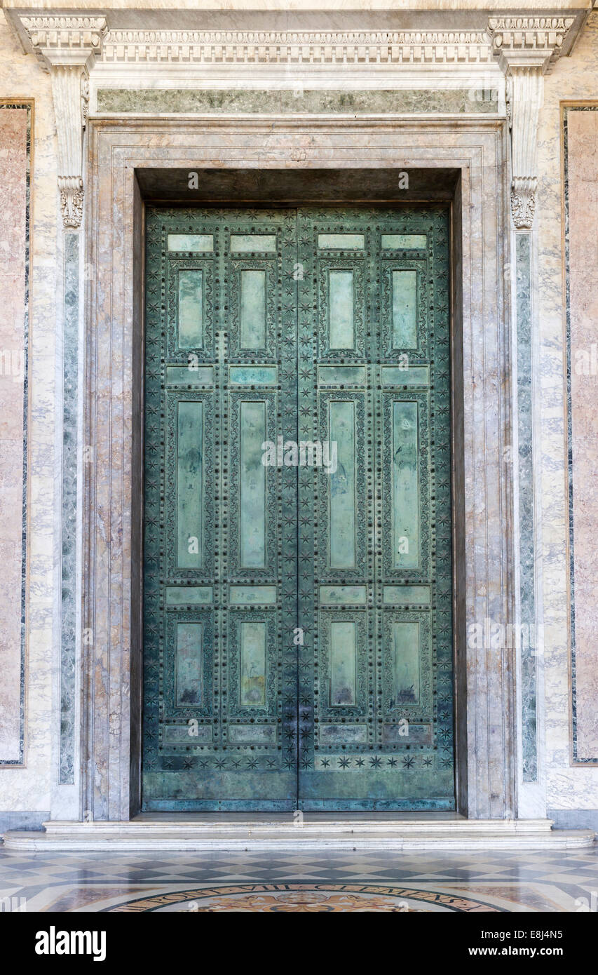Les portes de bronze de l'entrée principale, les originaux de la curia Iulia, Sénat Chambre dans le Forum Impérial, la basilique de San Giovanni Banque D'Images