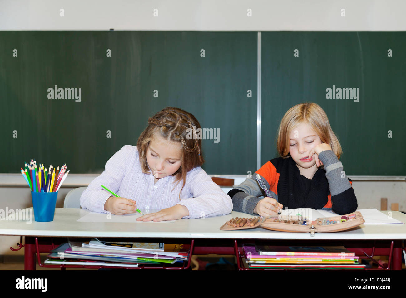 Deux écolières, 7 et 9 ans, à l'école Banque D'Images