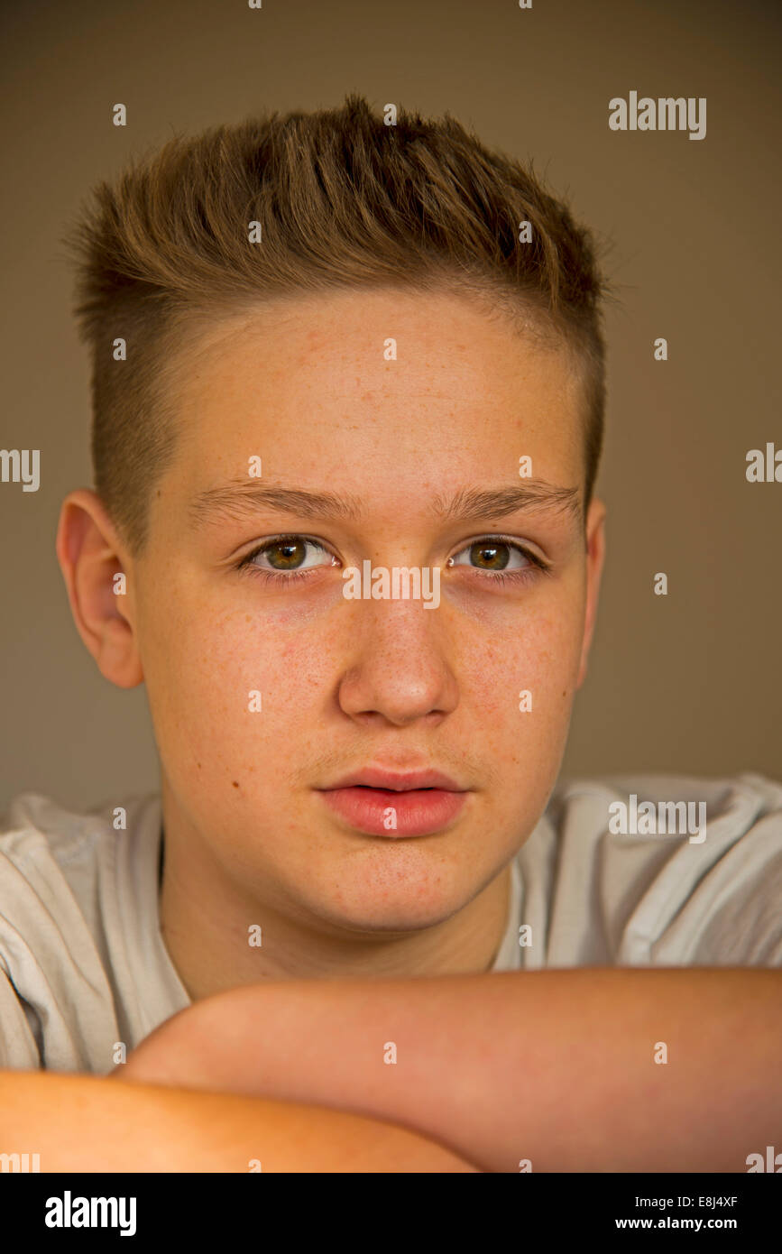 Garçon, 13 ans, début de la puberté, l'acné du visage Banque D'Images