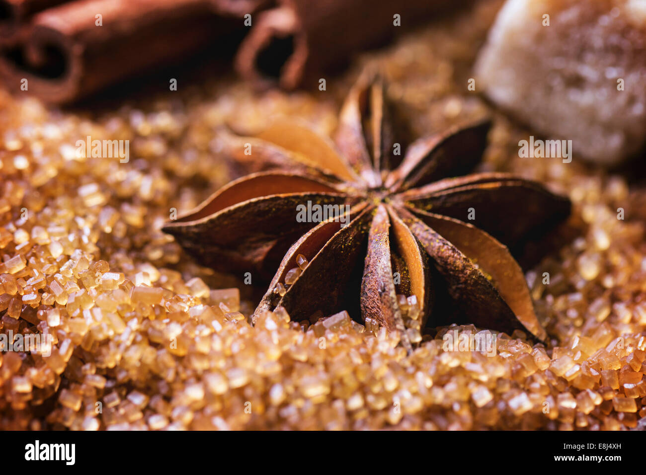 Épices cannelle et anis sur tas de sucre brun. Voir la série Banque D'Images