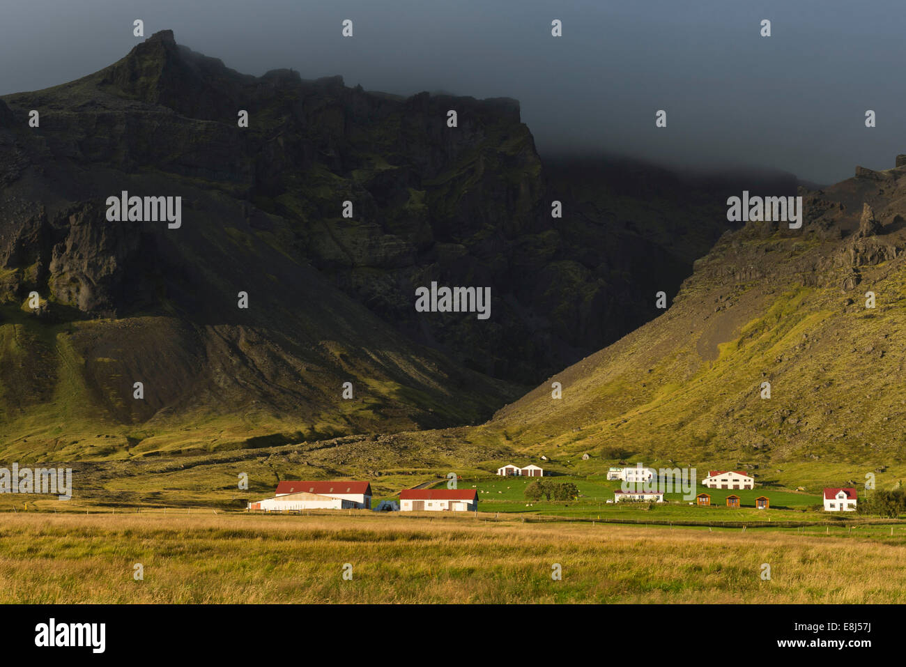 Les nuages bas, ferme, près de la côte sud, Skaftafell, l'Islande Banque D'Images