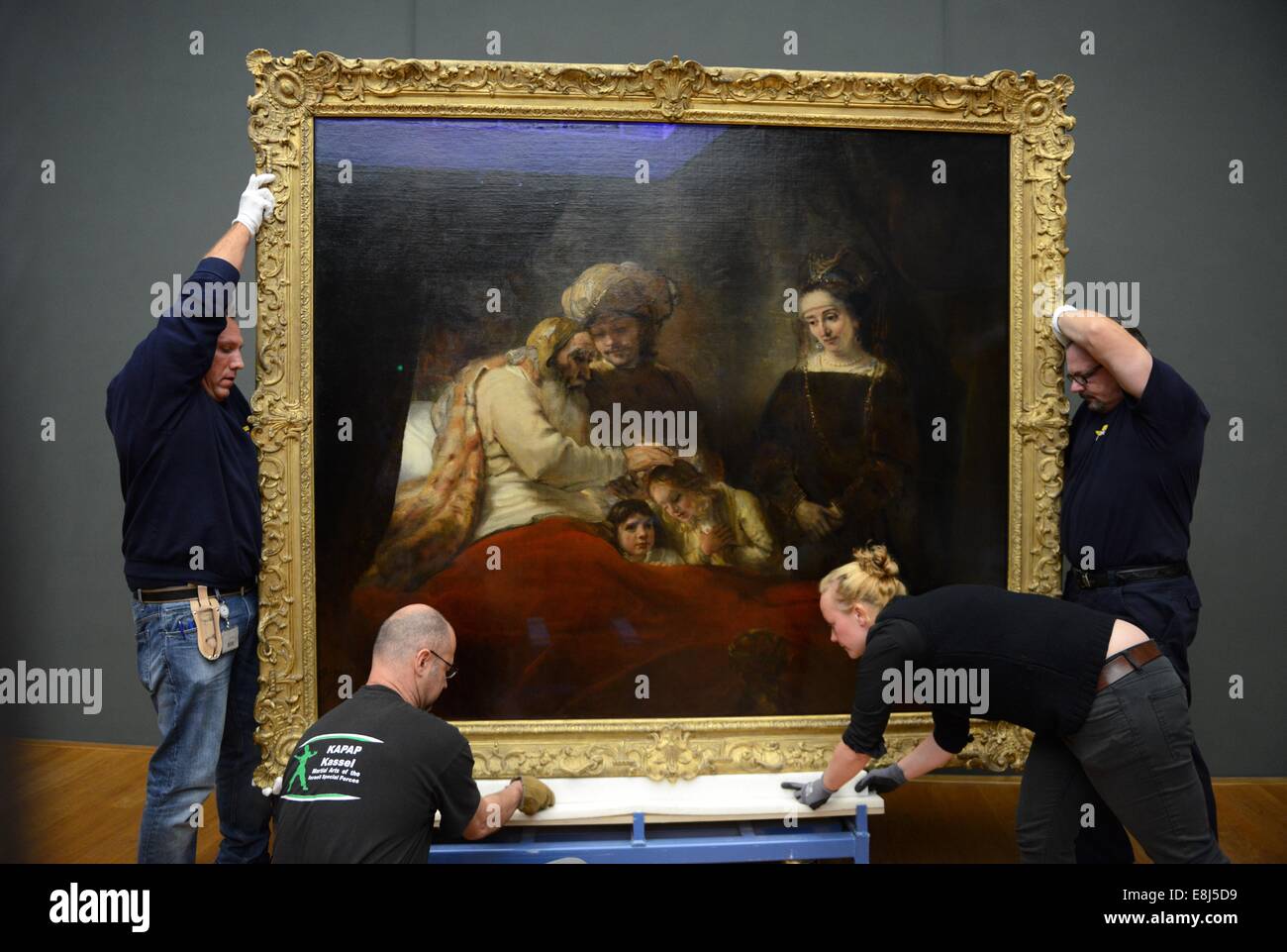 L 'Jakobssegen', sur de Rembrandt (1606 bis 1669) La plupart des peintures historiques, est prise d'un mur au Museum Schloss Wilhelmshöhe à Kassel (Hesse), en Allemagne, 07 octobre 2014. Le tableau le plus cher de l'Hesse Kassel feuilles et sera exposé à Londres et Amsterdom jusqu'en mai 2015. PHOTO : UWE ZUCCHI/DPA Banque D'Images