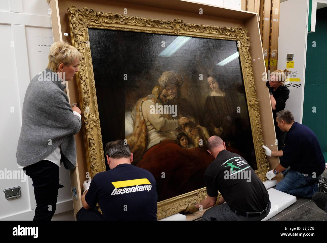 L 'Jakobssegen', l'un de Rembrandt (1606 bis 1669) peintures historiques, le plus important est d'être enveloppé pour le transport dans le Museum Schloss Wilhelmshöhe à Kassel (Hesse), en Allemagne, 07 octobre 2014. Le tableau le plus cher de l'Hesse Kassel feuilles et sera exposé à Londres et Amsterdom jusqu'en mai 2015. PHOTO : UWE ZUCCHI/DPA Banque D'Images