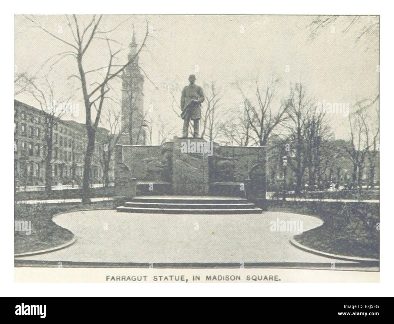 Une illustration vintage du livre de King de New York de 1893 représentant la statue de l'amiral Farragut à Madison Square, New York. L'image met en valeur la sculpture de premier plan dans son cadre historique. Banque D'Images
