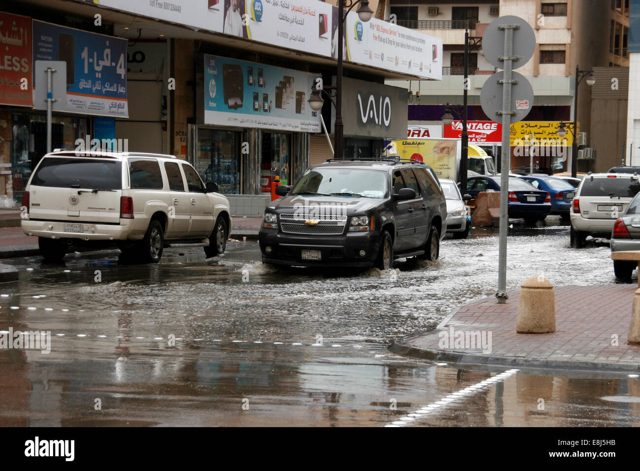 Une voiture conduit par le biais de l'eau de pluie dans les rues de Riyadh, Arabie Saoudite Banque D'Images