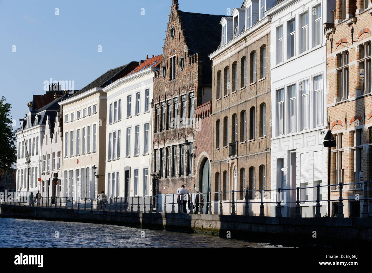 Les vieux bâtiments sur canal. Banque D'Images