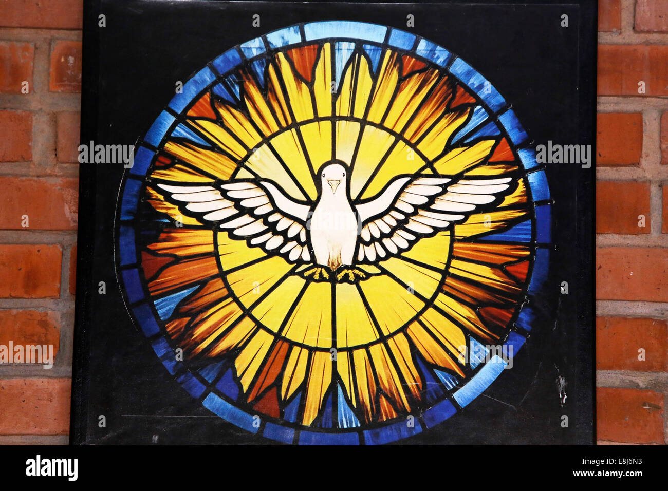 Vitrail à l'église : la colombe symbolise l'Esprit Saint Banque D'Images