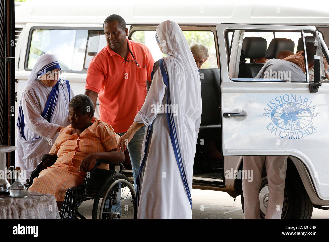 Missionnaires de la Charité d'aider les personnes handicapées assister à la messe Banque D'Images
