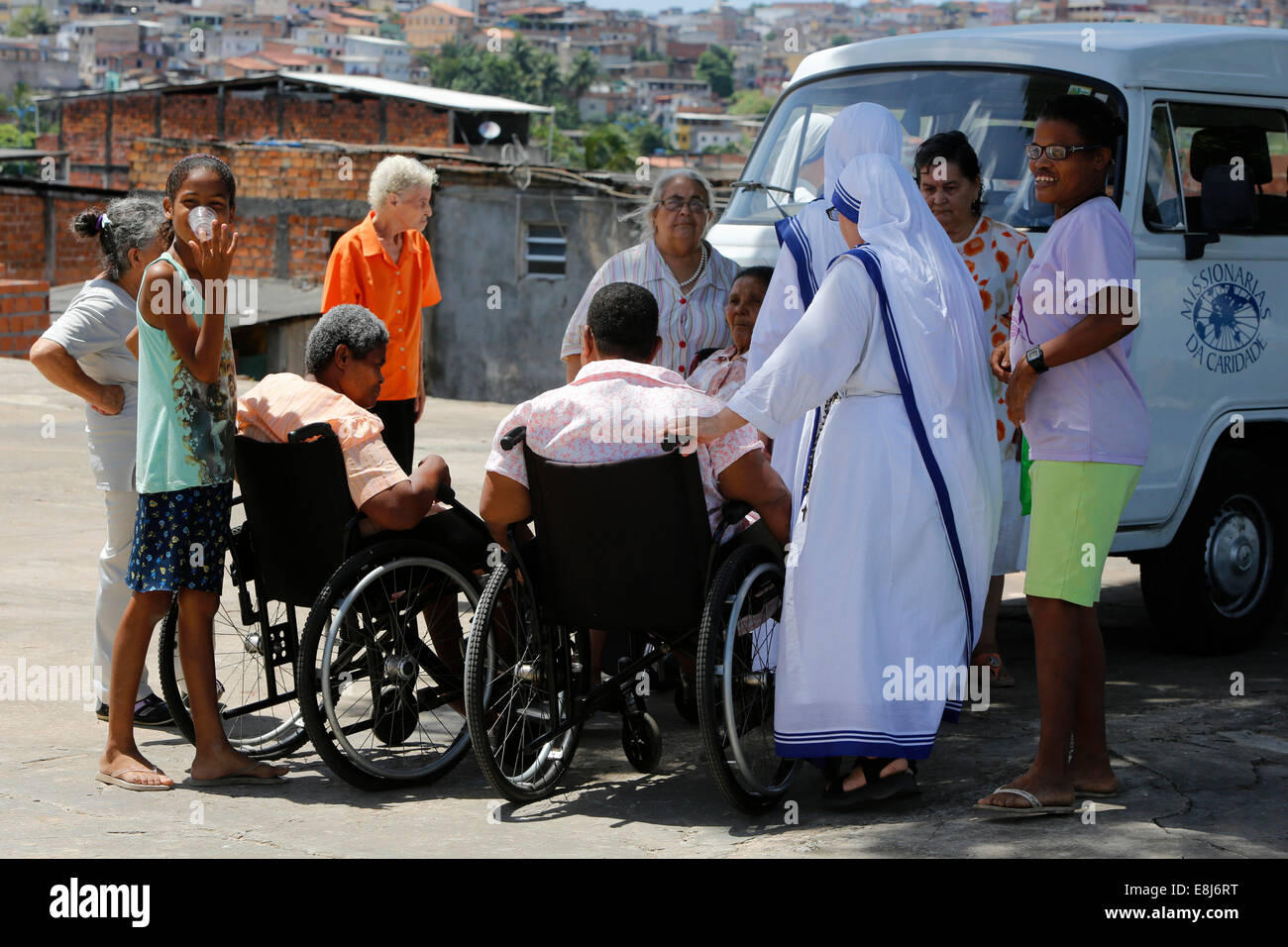 Missionnaires de la Charité avec des personnes handicapées et des personnes âgées Banque D'Images
