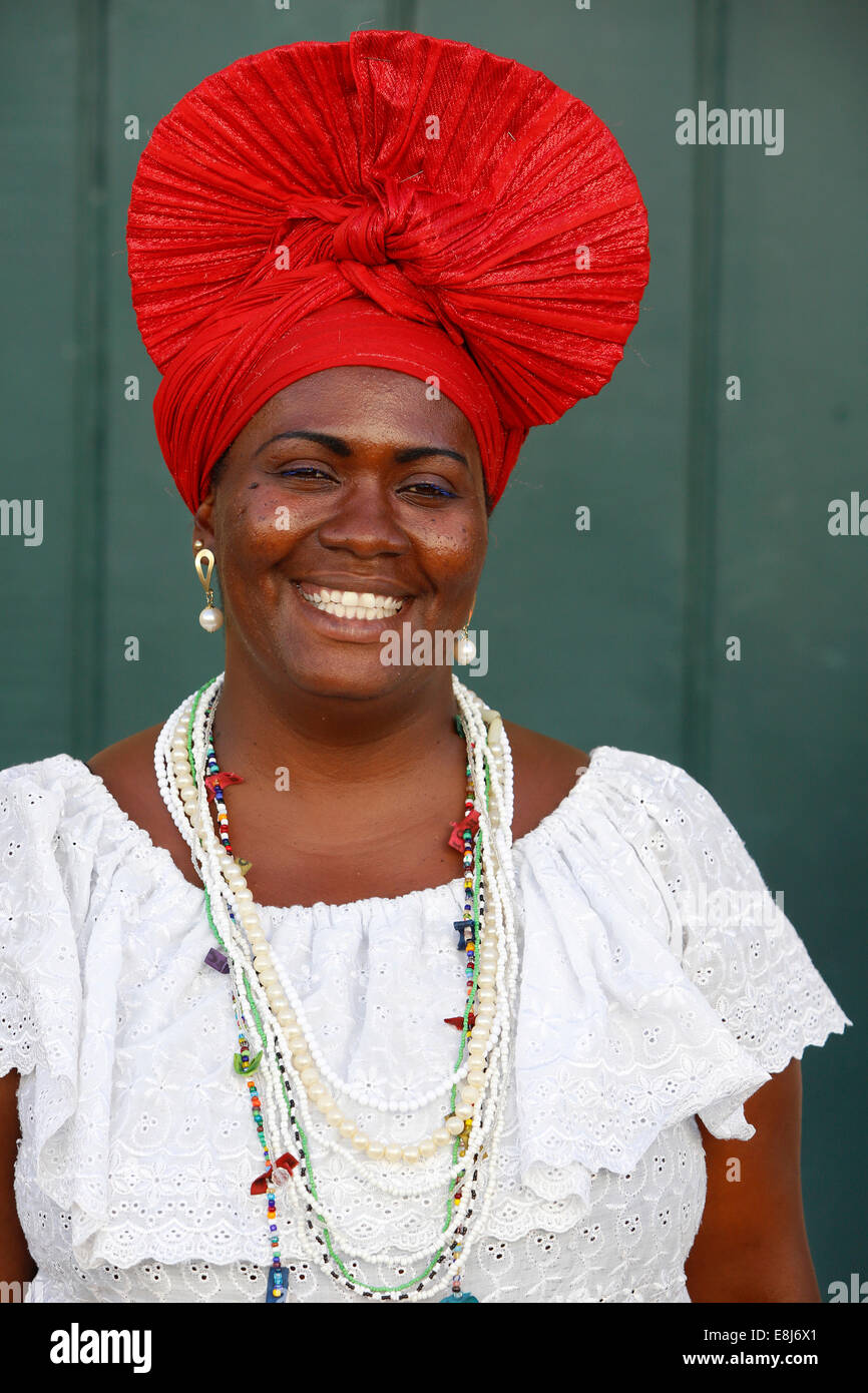 Brésilien souriant femme portant des vêtements traditionnels de Bahia Banque D'Images