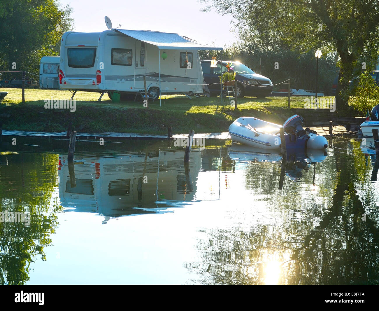 Site de camping sur un lac avec caravanes et bateaux Banque D'Images