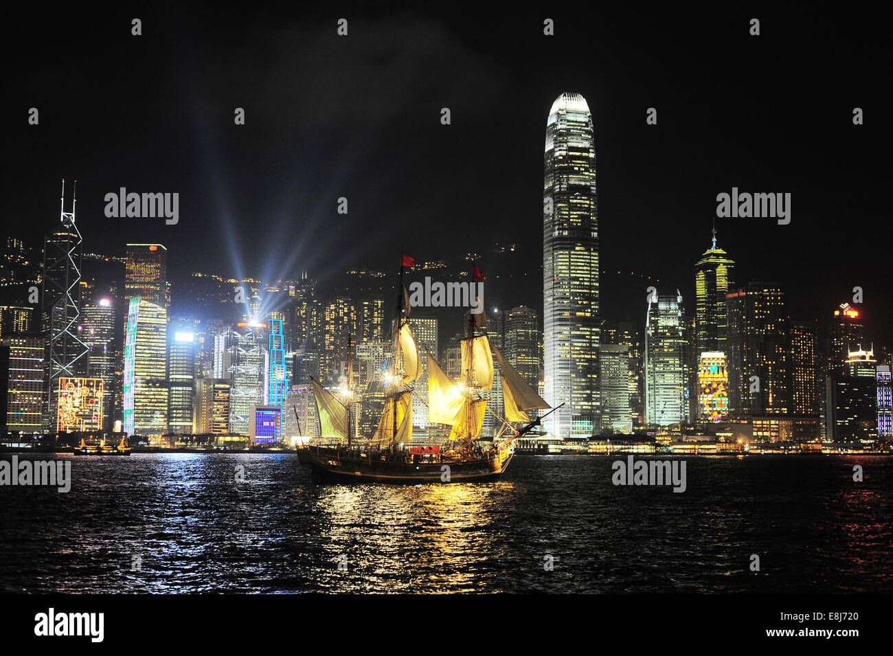 Victoria Harbour avec célèbre jonque chinoise traditionnelle dans la nuit. Hong Kong Banque D'Images