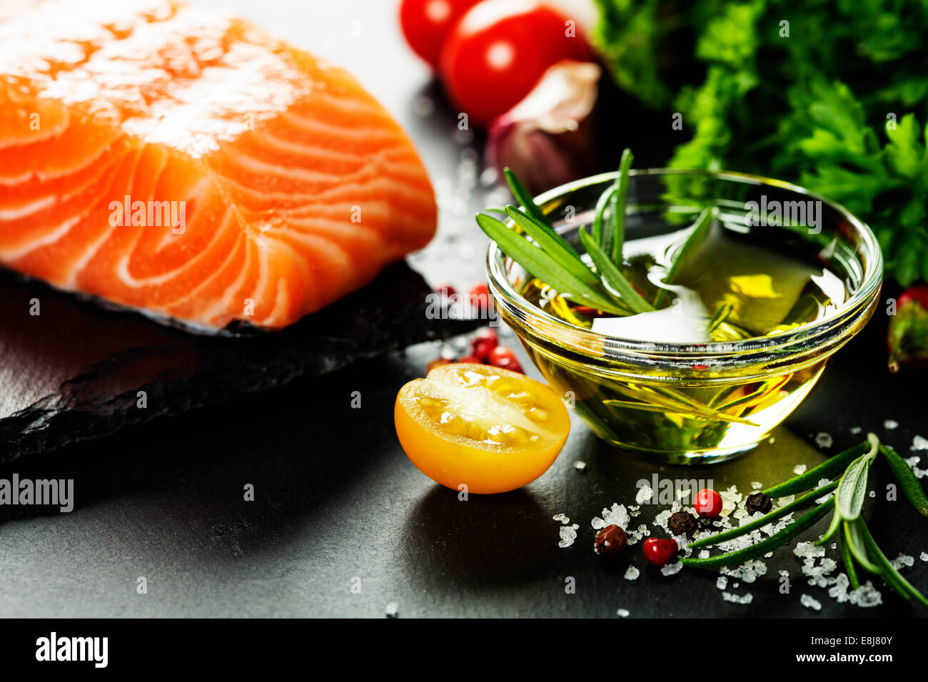 Partie de délicieux filets de saumon frais aux herbes aromatiques, épices et légumes - alimentation saine, régime alimentaire ou concept de cuisine Banque D'Images