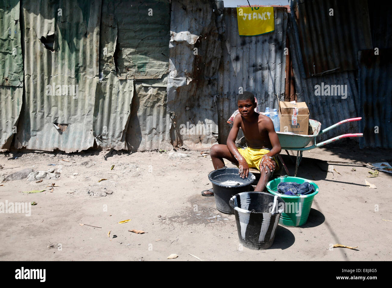 Un garçon faisant la blanchisserie à Brazzaville. Banque D'Images