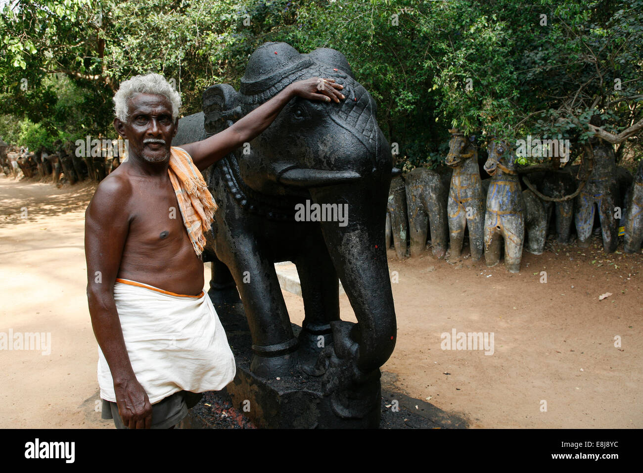 Bois sacré. Gardien du sanctuaire dédié au dieu Ayyanar. Banque D'Images