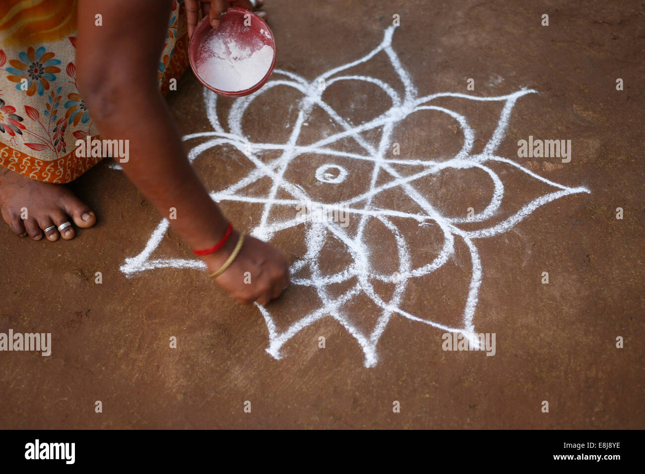 Kolam dessiné en face d'une porte. Banque D'Images