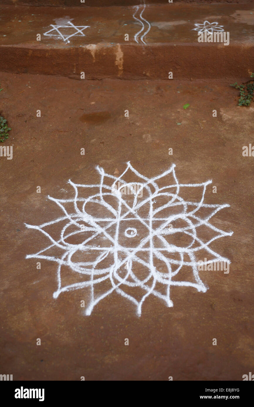 Kolam dessiné en face d'une porte. Banque D'Images